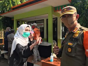Ditegur Petugas karena Turunkan Masker ke Dagu, Penumpang Mobil Ini Protes