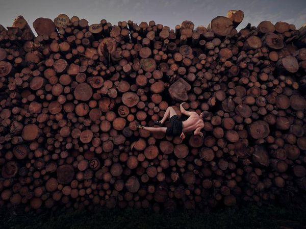 Foto Berlatih Panjat Tebing di Tumpukan Kayu