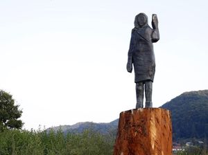 Patung Kayu Melania Trump Hangus, Kini Muncul Versi Perunggu