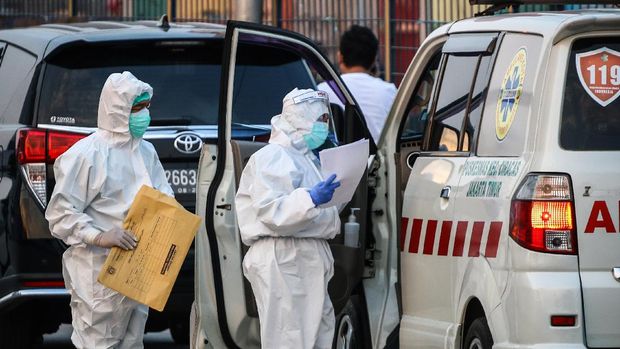 Tenaga kesehatan memeriksa ambulans di Rumah Sakit Darurat Penanganan COVID-19, Wisma Atlet Kemayoran, di Jakarta, Rabu (16/9/2020). Berdasarkan data pemerintah, jumlah kasus kumulatif hingga Rabu (16/9/2020) mencapai 228.993. AANTARA FOTO/Rivan Awal Lingga/foc.