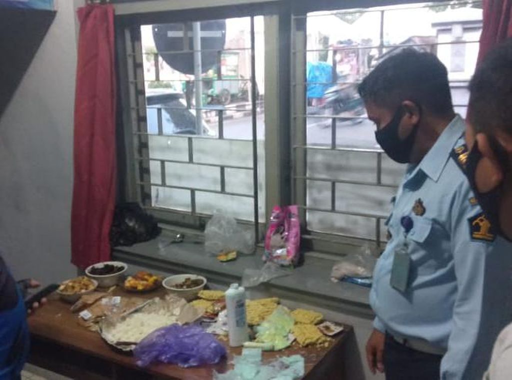 Terciduk, Emak-emak Ini Bawa Botol Sampo Isi Pil Koplo ke Lapas Terciduk, Emak-emak Ini Bawa Botol Sampo Isi Pil Koplo ke Lapas