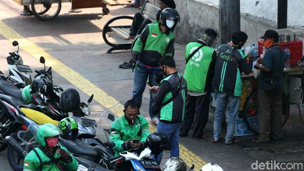 Potret Ojol dan Sopir Taksi Masih Berkerumun Saat PSBB