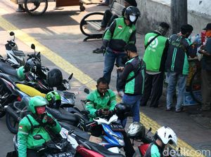 3 Ribu Ojek Langgar Larangan Berkerumun Saat PSBB Jakarta Ketat-Transisi 3 Ribu Ojek Langgar Larangan Berkerumun Saat PSBB Jakarta Ketat-Transisi