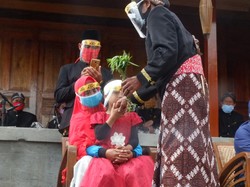 Ritual Cukur Rambut Gimbal Dieng di Masa Pandemi Berlangsung Khidmat