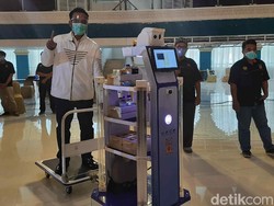 Menristek Launching Robot KECE Kedua Unesa yang Punya Fitur Terapi Musik