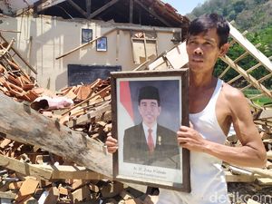 Cerita Ajid Terobos SD Ambruk di Cianjur demi Selamatkan Foto Jokowi Cerita Ajid Terobos SD Ambruk di Cianjur demi Selamatkan Foto Jokowi