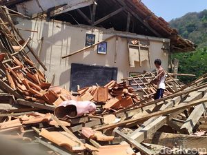 Bangunan SD di Cianjur Ambruk Diterjang Angin Kencang