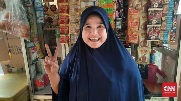 pedagang kelontong, Wati (44).