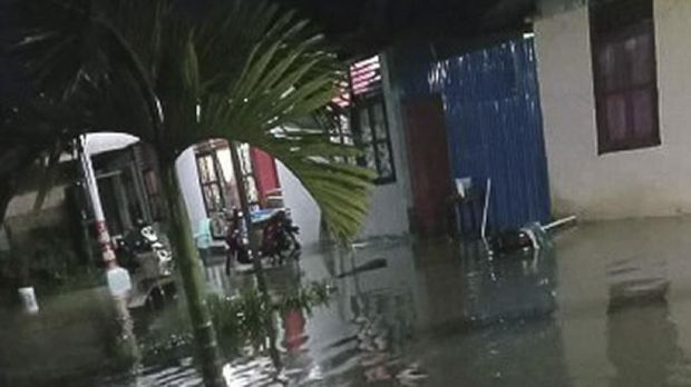 Tanah longsor yang terjadi di Kota Sorong, Provinsi Papua Barat, mengakibatkan dua warga meninggal dunia. Kedua korban dilaporkan BPBD provinsi tertimpa material longsor.