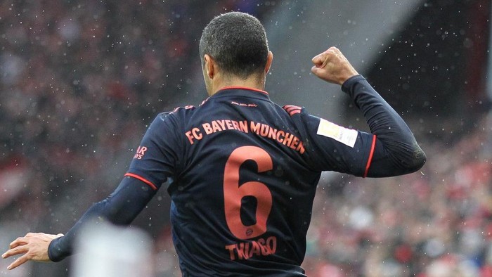 Bayern Munichs Spanish midfielder Thiago Alcantara celebrates after scoring the third goal during the German first division Bundesliga football match Mainz 05 v FC Bayern Munich in Mainz on February 1, 2020. (Photo by Daniel ROLAND / AFP) / RESTRICTIONS: DFL REGULATIONS PROHIBIT ANY USE OF PHOTOGRAPHS AS IMAGE SEQUENCES AND/OR QUASI-VIDEO