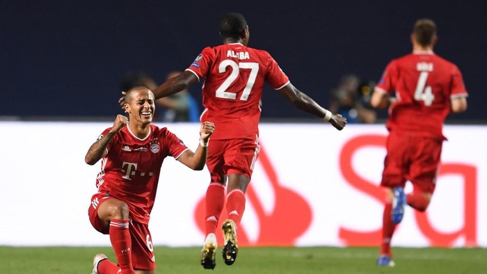 Bayern Munichs Spanish midfielder Thiago Alcantara (L) celebrates after Bayern opened the scoring during the UEFA Champions League final football match between Paris Saint-Germain and Bayern Munich at the Luz stadium in Lisbon on August 23, 2020. (Photo by David Ramos / POOL / AFP)
