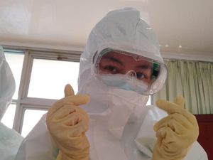 Viral Bikin Terenyuh, Perawat Pasien Corona Lepas Masker Sambil Kesakitan