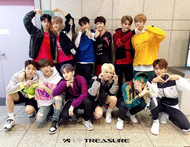 TREASURE/twitter.com/ygtreasuremaker Saat debut dengan lagu ‘BOY’, mereka mengenakan outfit yang sporty. Terlihat mereka mengenakan jaket, celana pendek dan sepatu kets