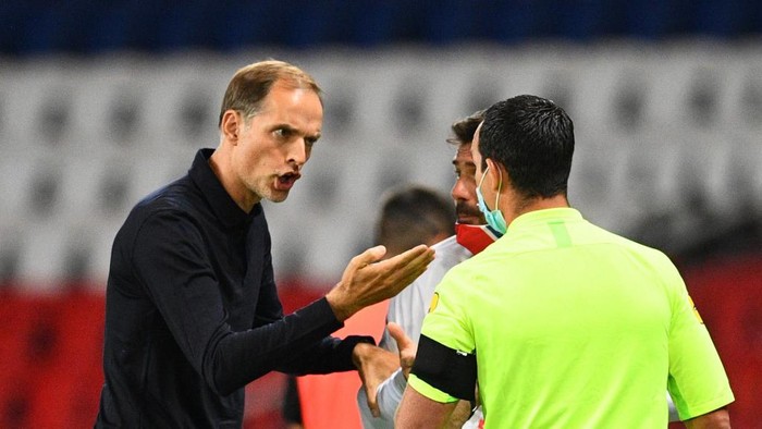 Paris Saint-Germains German coach Thomas Tuchel (L) reacts during the French L1 football match between Paris Saint-Germain (PSG) and Metz, at the Parc des Princes stadium in Paris, on September 16, 2020. (Photo by FRANCK FIFE / AFP)