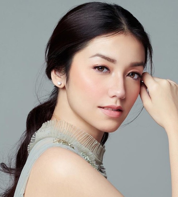 Gunakan warna eyeshadow dan blush on yang senada