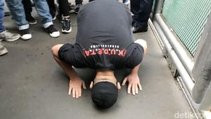 Potret Vicky Prasetyo Sujud Syukur Usai Bebas dari Penjara