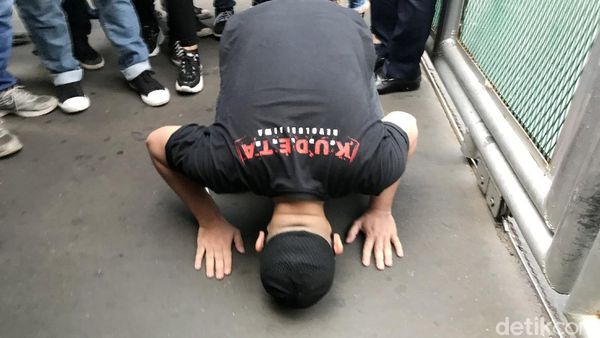 Potret Vicky Prasetyo Sujud Syukur Usai Bebas dari Penjara
