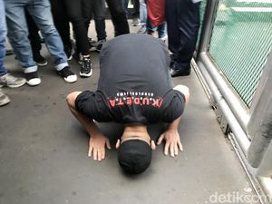 Potret Vicky Prasetyo Sujud Syukur Usai Bebas dari Penjara