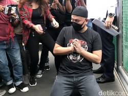 Momen Vicky Prasetyo Sujud Syukur saat Keluar dari Rutan Salemba