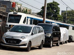 Warga Manfaatkan Jalan Lebar Jadi Lahan Parkir Inap