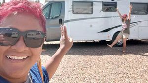 Foto: Duo Emak-emak yang Keliling Dunia dengan Van