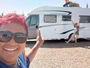 Foto: Duo Emak-emak yang Keliling Dunia dengan Van