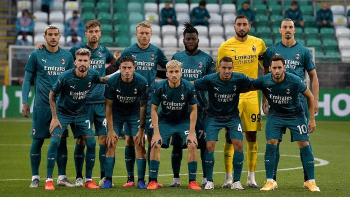 TALLAGHT, IRELAND - SEPTEMBER 17: Players of AC Milan pose for a team photograph prior to the UEFA Europa League second qualifying round match between Shamrock Rovers and AC Milan at Tallaght Stadium on September 17, 2020 in Tallaght, Ireland. (Photo by Charles McQuillan/Getty Images)