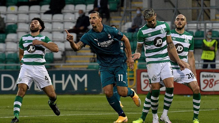 TALLAGHT, IRELAND - SEPTEMBER 17: Zlatan Ibrahimovic of AC Milan celebrates after scoring his sides first goal during the UEFA Europa League second qualifying round match between Shamrock Rovers and AC Milan at Tallaght Stadium on September 17, 2020 in Tallaght, Ireland. (Photo by Charles McQuillan/Getty Images)