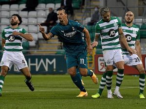 Video Ibrahimovic-Calhanoglu Bawa Milan Singkirkan Shamrock