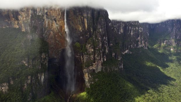Aerial view taken on December 16, 2014 of the Angel Falls (Salto Angel), the world's highest waterfall, with a height of 979 meters (3,212 feet), located in Canaima National Park, Bolivar State, Gran Sabana Region, South-Eastern Venezuela. AFP PHOTO/FEDERICO PARRA (Photo by FEDERICO PARRA / AFP)