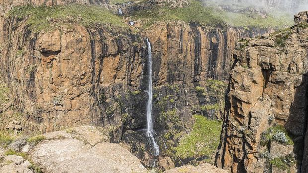 A waterfall seen from the Sentinel hiking trail to the chain ladders and Tugela Falls