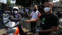 Aksi Bagi-bagi Masker untuk Warga Depok