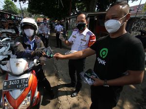 Aksi Bagi-bagi Masker untuk Warga Depok