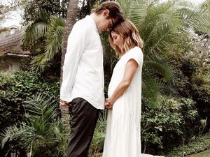 Ashley Tisdale Pamer Baby Bump Setelah 6 Tahun Menikah, Banjir Ucapan Selamat