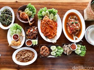 Menikmati Pecak Bandeng dan Ayam Cingkrang Sambil Lesehan Menikmati Pecak Bandeng dan Ayam Cingkrang Sambil Lesehan