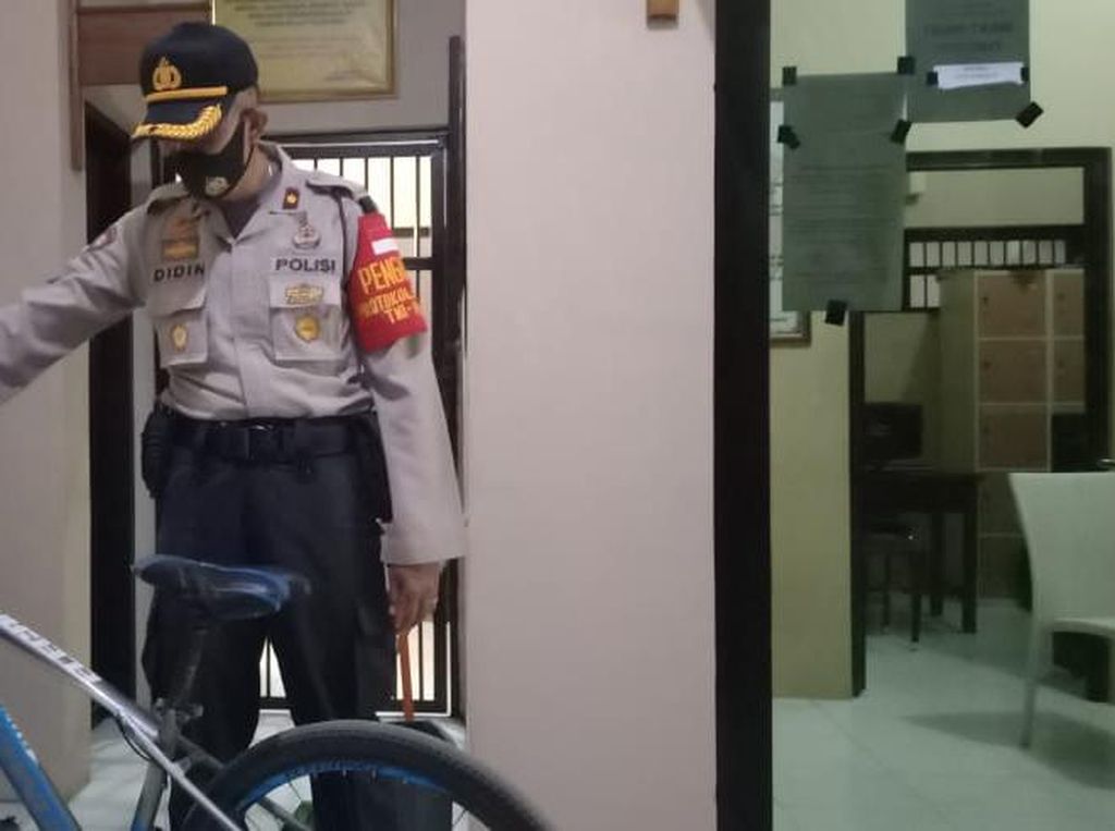 Curi Sepeda Usai Jumatan, Pekerja Mebel Cirebon Bonyok Dihajar Massa Curi Sepeda Usai Jumatan, Pekerja Mebel Cirebon Bonyok Dihajar Massa