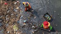 Warga Jakarta Masih Buang Sampah Sembarangan