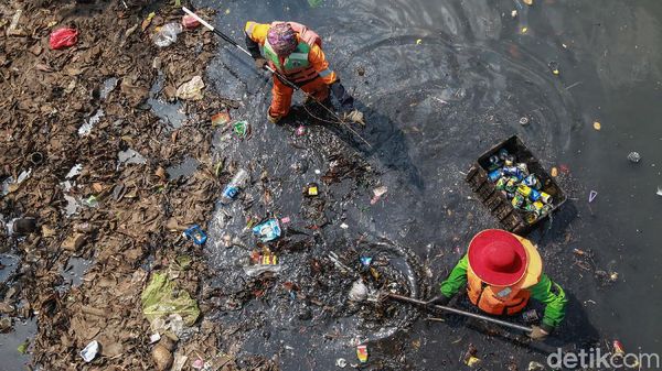 Warga Jakarta Masih Buang Sampah Sembarangan