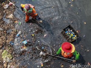 Warga Jakarta Masih Buang Sampah Sembarangan