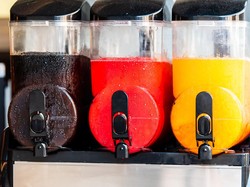 Dikira Hand Sanitizer, Kakek Ini Lumuri Tangannya dengan Minuman