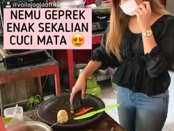 Dilayani Wanita Cantik, Di Sini Makan Ayam Geprek Mata Jadi Melek