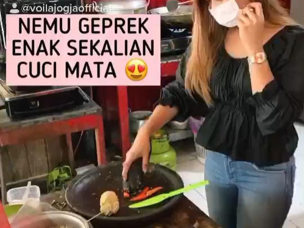 Dilayani Wanita Cantik, Di Sini Makan Ayam Geprek Mata Jadi Melek Dilayani Wanita Cantik, Di Sini Makan Ayam Geprek Mata Jadi Melek