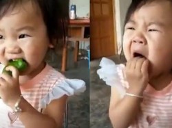 Gigit Paprika Hijau, Balita Ini Seperti Mau Muntah!