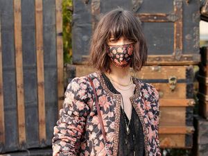 8 Aksi Model Bermasker di New York Fashion Week 8 Aksi Model Bermasker di New York Fashion Week
