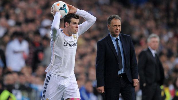 MADRID, SPAIN - MARCH 09: Gareth Bale of Real Madrid CF takes a throw-in with coach Joaquín Caparrós of Levante UD during the La Liga match between Real Madrid CF and Levante UD at Santiago Bernabeu stadium on 9 March 2014 in Madrid.  Spain.  (Photo by Denis Doyle / Getty Images)