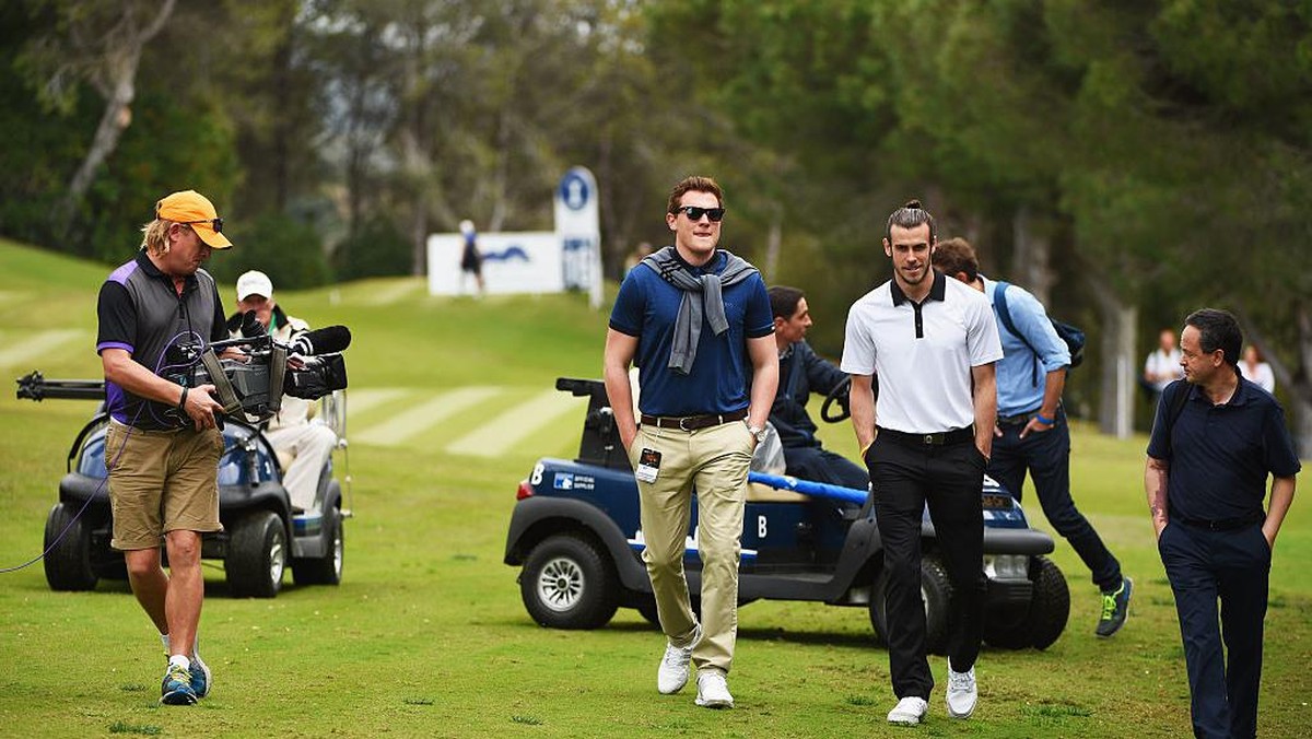 Gareth Bale (kanan) memang hobi main golf (Getty Images/Ross Kinnaird