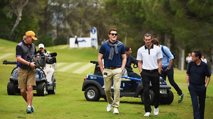SOTOGRANDE, SPAIN - APRIL 17:  Real Madrid and Wales footballer Gareth Bale (2R) walks along the 16th fairway as he watches Sergio Garcias group on the 16th hole during the final round on day four of the Open de Espana at Real Club Valderrama on April 17, 2016 in Sotogrande, Spain.  (Photo by Ross Kinnaird/Getty Images)