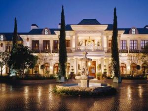 Rumah Masa Kecil Gigi Hadid, Bergaya Turki dengan Tiang Emas