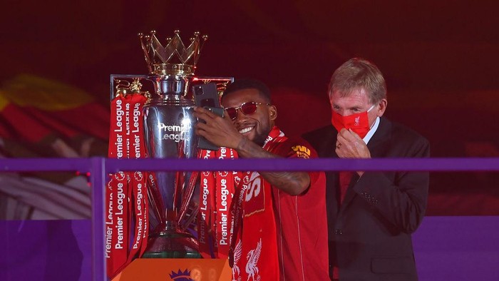 LIVERPOOL, ENGLAND - JULY 22: Georginio Wijnaldum of Liverpool  takes a selfie whilst receiving a Premier League Winners medal following the Premier League match between Liverpool FC and Chelsea FC at Anfield on July 22, 2020 in Liverpool, England. Football Stadiums around Europe remain empty due to the Coronavirus Pandemic as Government social distancing laws prohibit fans inside venues resulting in all fixtures being played behind closed doors. (Photo by Laurence Griffiths/Getty Images)
