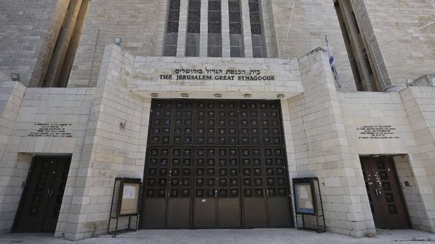 A picture taken on September 15, 2020 shows the closed Jerusalem Great Synagogue. - Jerusalem's Great Synagogue will be closed for the first time over Jewish New Year, as Israelis brace for a second lockdown to tackle the coronavirus. Israel has registered the world's highest coronavirus infection rate over the past two weeks, according to an AFP tally, and is set to be the first country to enforce a second nationwide shutdown. The measures announced by Israeli Prime Minister Benjamin Netanyahu will be imposed on Friday afternoon, hours before the start of the New Year festival known as Rosh Hashanah. (Photo by MENAHEM KAHANA / AFP)